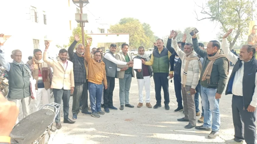 प्रधानों ने विकास भवन में किया प्रदर्शन, सीडीओ को सौंपा ज्ञापन