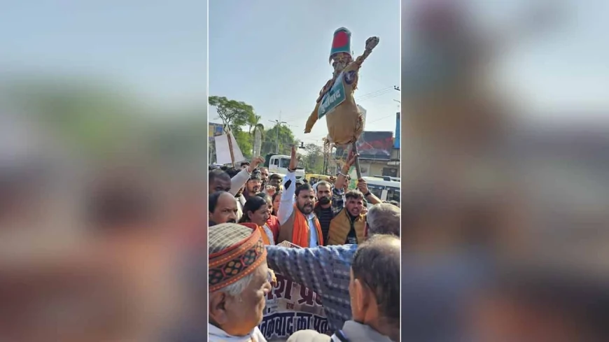 बांग्लादेश सरकार के विरोध में गूंजा झांसी, विश्व हिंदू परिषद–बजरंग दल ने फूंका पुतला