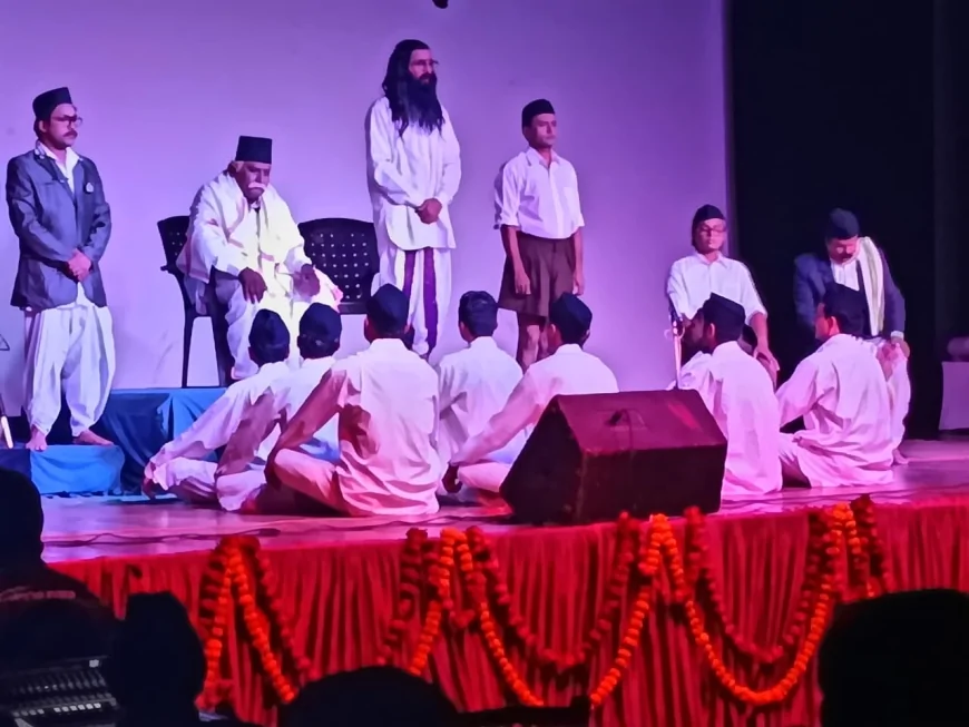 संघ शताब्दी वर्ष पर हिंदी नाटक ‘संघ गंगा के तीन भगीरथ’ का भव्य मंचन