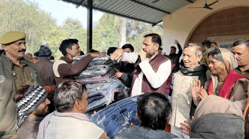 कड़ाके की ठंड में नगर पालिका का सहारा, 1000 से अधिक जरूरतमंदों को बांटे कंबल और जैकेट