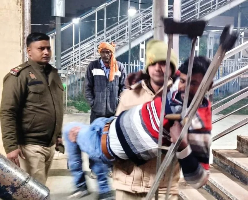 जीआरपी पुलिस ने दिव्यांग यात्री को गोद में उठाकर सुरक्षित ट्रेन में बैठाया