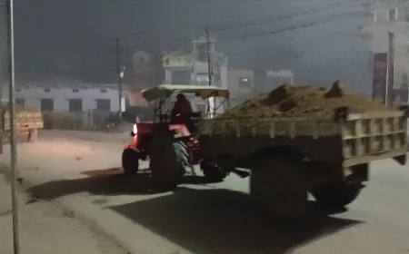 रात के अंधेरे में धड़ल्ले से चल रहा मिट्टी का अवैध खनन