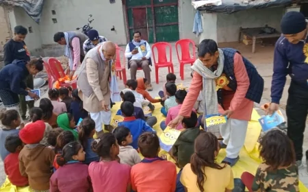 ग्राम अरछा बरेठी में पठन-पाठन सामग्री पाकर चहके बच्चे