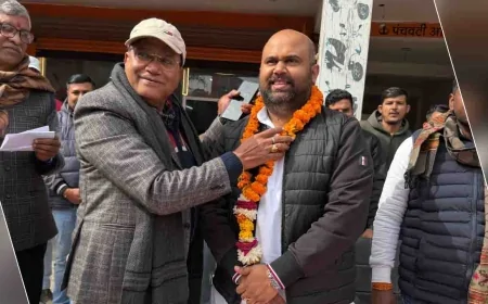 बांदा में गूंजेगी धीरेंद्र कृष्ण शास्त्री की अमृतवाणी, हनुमंत कथा के लिए घर-घर बांटे जा रहे अक्षत