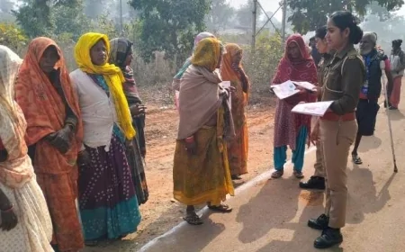 मिशन शक्ति : एंटी रोमियो टीमो ने किया जागरुक