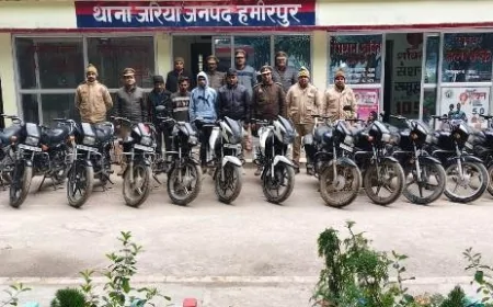 पुलिस चार अभियुक्तों को गिरफ्तार बरामद की चोरी की बाइकें