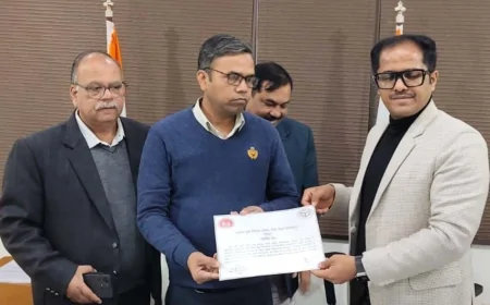 डीएम ने नेत्र रोग विशेषज्ञ को दिया प्रशस्ति पत्र