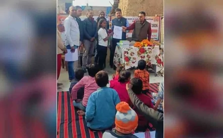 बच्चों को लेखन सामग्री का किया गया वितरण