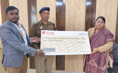 पुलिस सैलरी पैकेज के तहत दिया गया 20 लाख का चेक