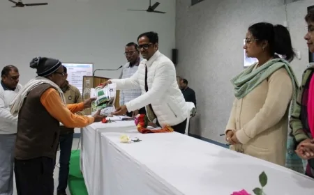 कृषि विज्ञान केन्द्र गनीवा का डीएम ने किया भ्रमण