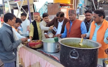 समाजसेवी रामबाबू गुप्ता ने शुरू कराया प्रसाद वितरण अभियान