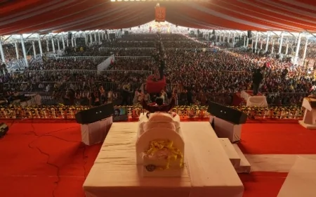 बांदा में बाबा बागेश्वर धाम की दिव्य कथा का द्वितीय दिन, श्रद्धा और भक्ति से गूंज उठा कथा स्थल