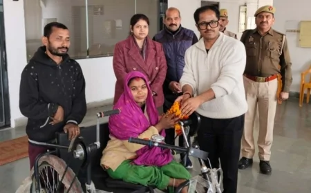 डीएम ने दिव्यांग महिला को दिलाया ट्राई साइकिल
