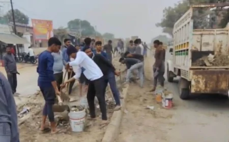 जिम्मेदार सुस्त, स्थानीय पुलिस व छात्रों ने हटाया सड़क का अतिक्रमण