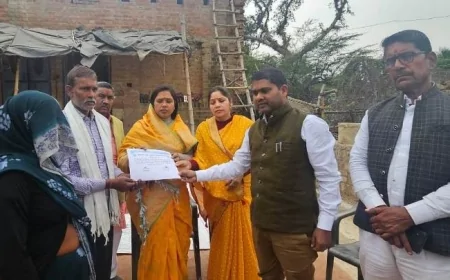 सड़क हादसे में चार युवकों की मौत पर विधायक ने पीड़ितों के स्वजनों को सौंपी पांच पांच लाख रुपए की चेक