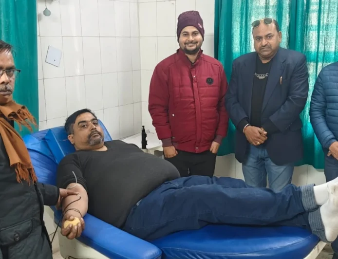 बुंदेलखंड न्यूज़ के डेस्क वीडियो एडिटर ने किया रक्तदान, मानवीय सेवा की पेश की मिसाल