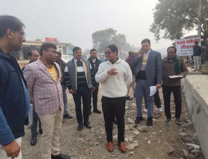 डीएम ने संयुक्त जिला चिकित्सालय में निर्माण कार्य का किया निरीक्षण