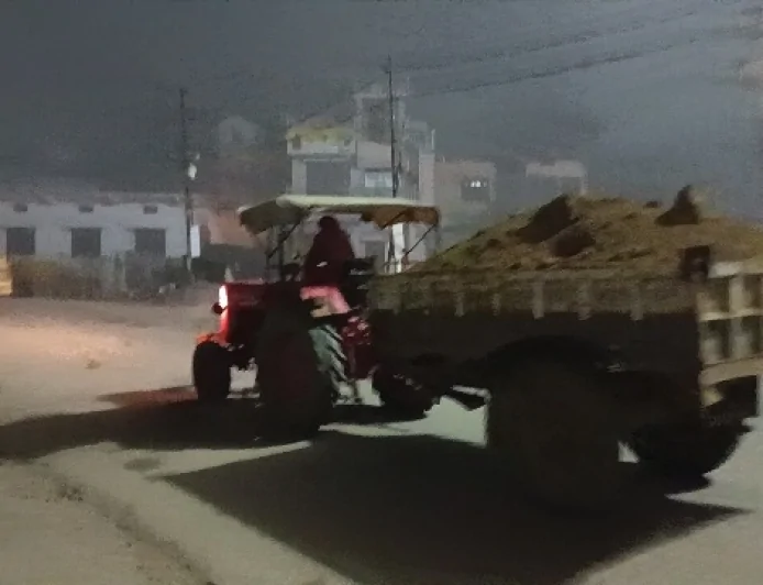 रात के अंधेरे में धड़ल्ले से चल रहा मिट्टी का अवैध खनन