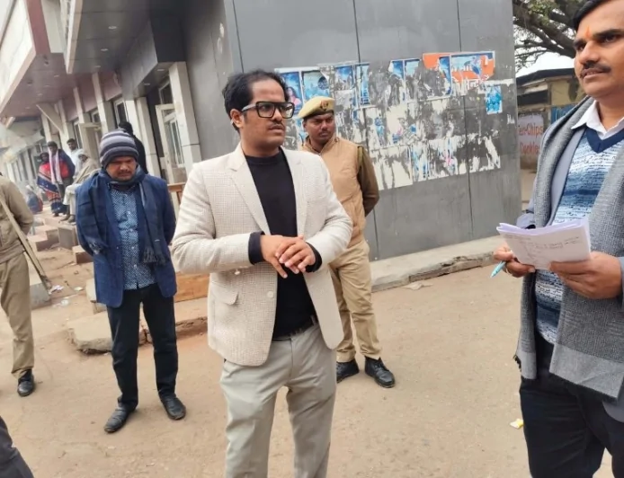 कूड़ा संग्रहण स्थलों को खत्म कर बनाएं सेल्फी प्वाइंट, टैक्सी स्टैन्ड : डीएम