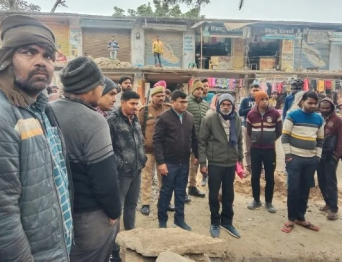 सड़क चौड़ीकरण और नाला निर्माण के लिए एसडीएम ने हटवाया अतिक्रमण