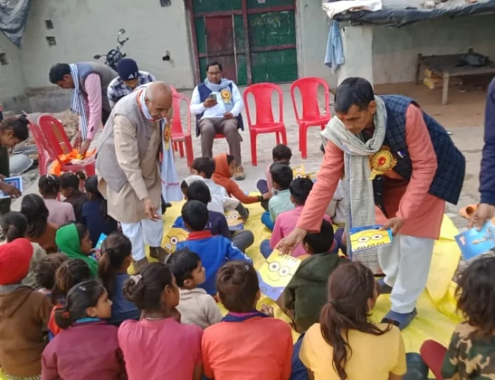 ग्राम अरछा बरेठी में पठन-पाठन सामग्री पाकर चहके बच्चे