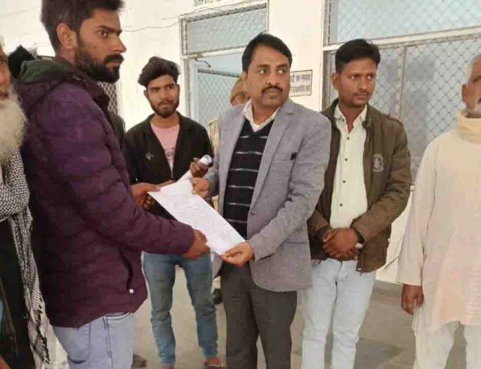 ककरऊ गांव में सीसी रोड निर्माण में धांधली का आरोप