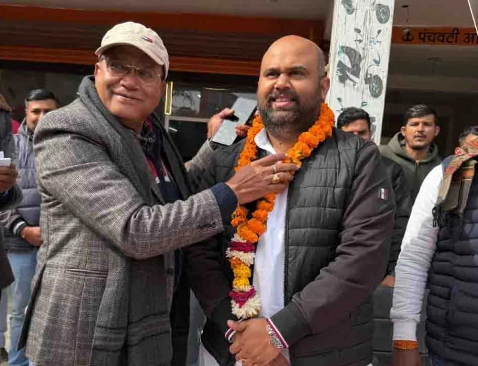 बांदा में गूंजेगी धीरेंद्र कृष्ण शास्त्री की अमृतवाणी, हनुमंत कथा के लिए घर-घर बांटे जा रहे अक्षत