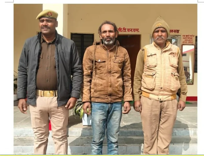 वारंट के तहत पुलिस ने आरोपी को किया गिरफ्तार, न्यायालय में पेश