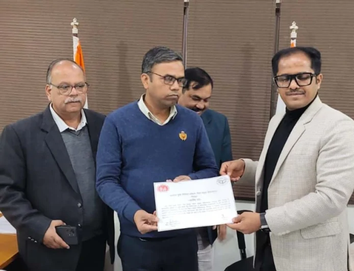 डीएम ने नेत्र रोग विशेषज्ञ को दिया प्रशस्ति पत्र