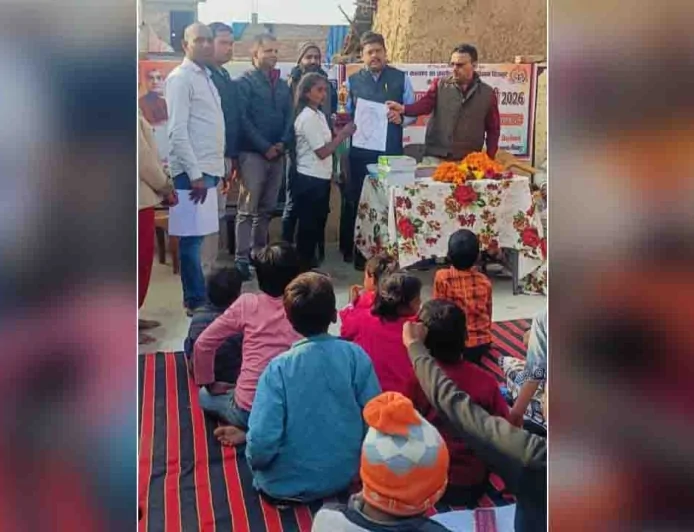 बच्चों को लेखन सामग्री का किया गया वितरण