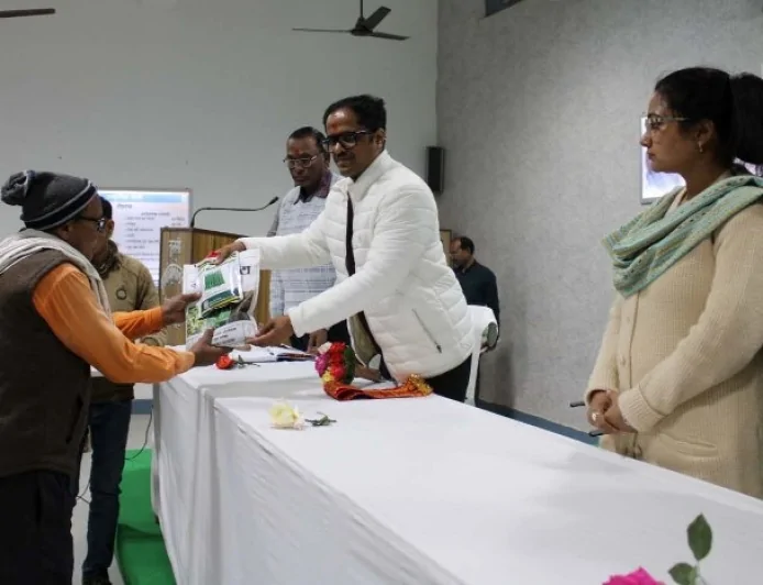 कृषि विज्ञान केन्द्र गनीवा का डीएम ने किया भ्रमण