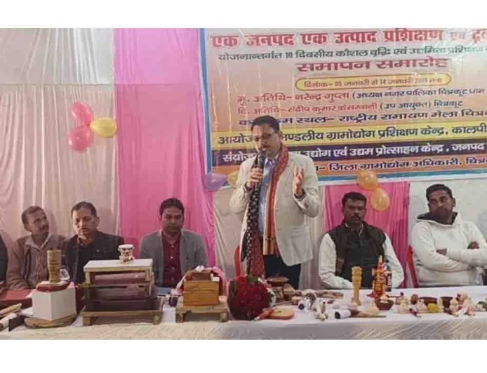 काष्ठ कला और लकड़ी के खिलौने का दस दिवसीय प्रशिक्षण का हुआ समापन