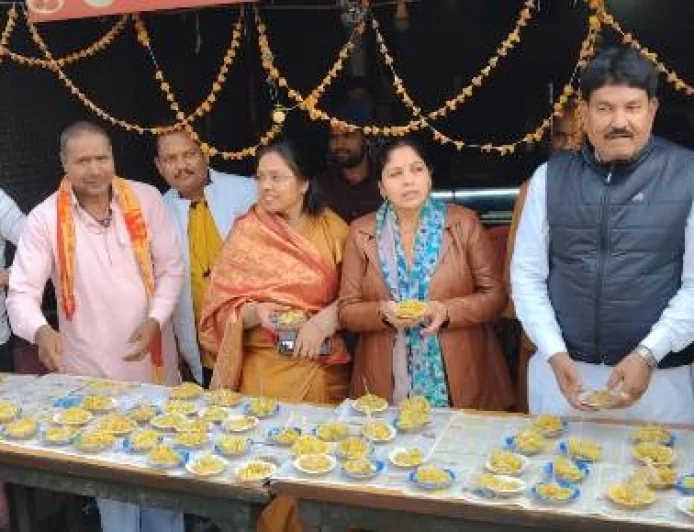 मकर संक्रांति पर जगह-जगह हुई खिचड़ी का कार्यक्रम