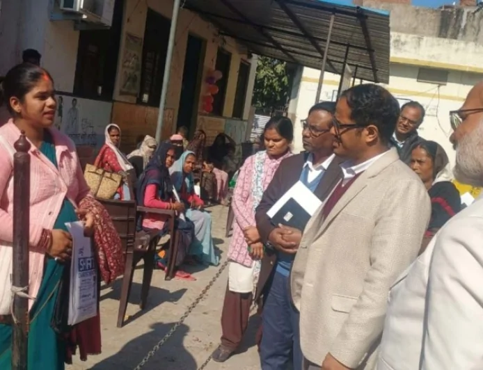 नगरीय प्राथमिक स्वास्थ्य केन्द्र का डीएम ने किया औचक निरीक्षण