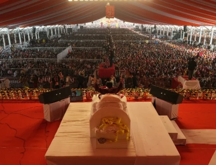 बांदा में बाबा बागेश्वर धाम की दिव्य कथा का द्वितीय दिन, श्रद्धा और भक्ति से गूंज उठा कथा स्थल