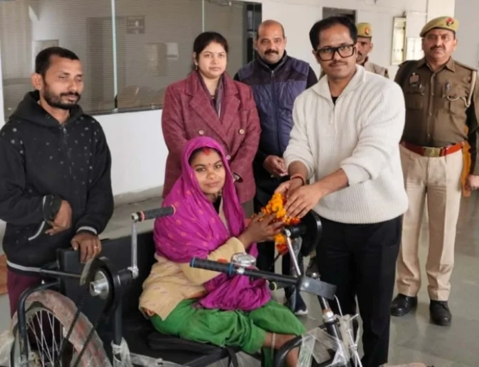 डीएम ने दिव्यांग महिला को दिलाया ट्राई साइकिल