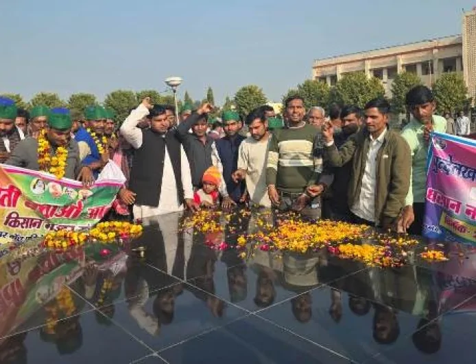 करीब डेढ़ सौ ट्रैक्टरों के साथ हजारों किसानों ने निकाली वृहद संकल्प यात्रा