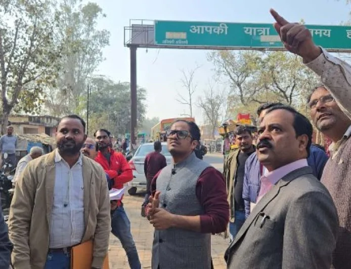 डीएम ने बेड़ीपुलिया चौराहे के सौन्दर्यीकरण का किया निरीक्षण