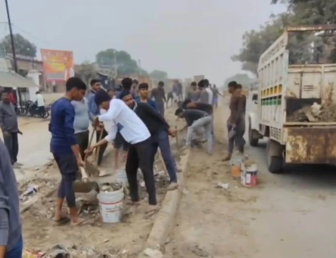 जिम्मेदार सुस्त, स्थानीय पुलिस व छात्रों ने हटाया सड़क का अतिक्रमण