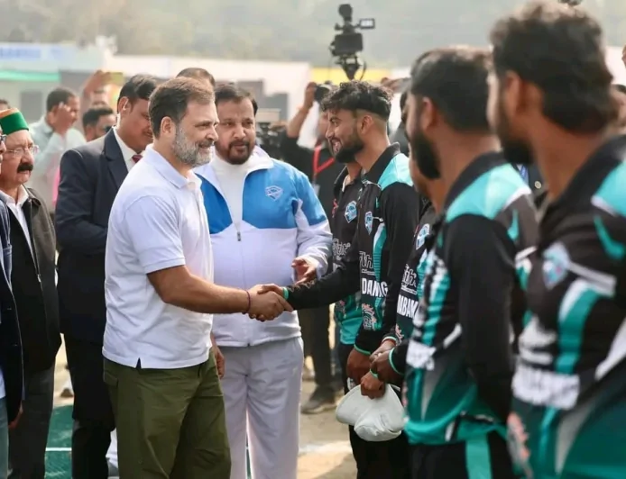 बांदा के शुभम दुबे बने ‘बेस्ट फील्डर’, राहुल गांधी ने किया सम्मानित