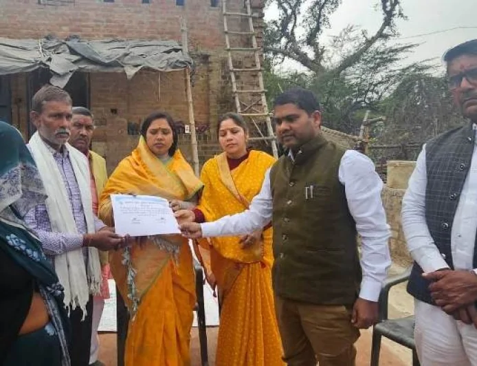 सड़क हादसे में चार युवकों की मौत पर विधायक ने पीड़ितों के स्वजनों को सौंपी पांच पांच लाख रुपए की चेक