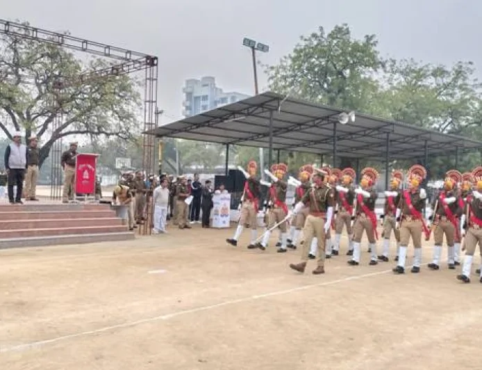 पुलिस लाइन बांदा में 77वें गणतंत्र दिवस परेड की फुल ड्रेस रिहर्सल सम्पन्न, एसपी ने किया निरीक्षण