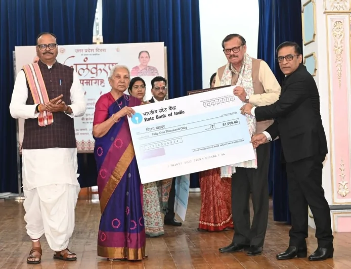 लोक कला के उत्थान हेतु राज्यपाल द्वारा सम्मानित विजय बहादुर श्रीवास्तव