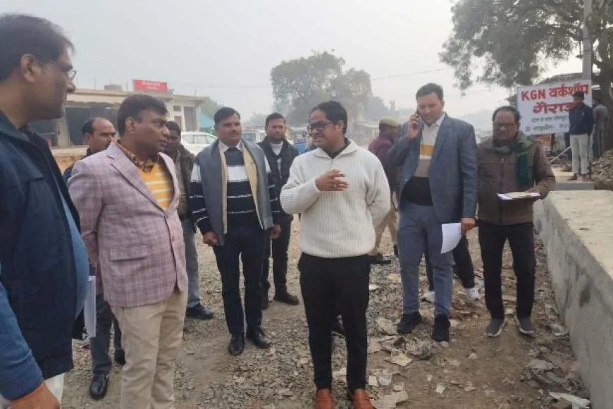डीएम ने संयुक्त जिला चिकित्सालय में निर्माण कार्य का किया निरीक्षण