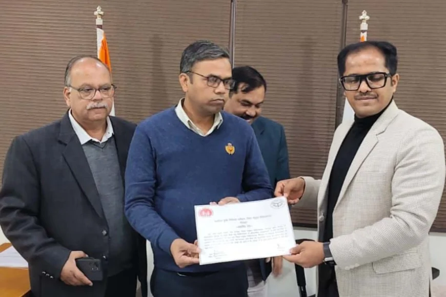 डीएम ने नेत्र रोग विशेषज्ञ को दिया प्रशस्ति पत्र