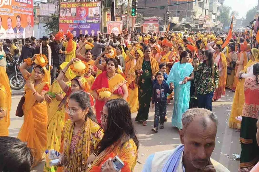 बांदा में बागेश्वर धाम सरकार के आगमन से पूर्व निकली भव्य कलश यात्रा, भक्तिमय हुआ शहर