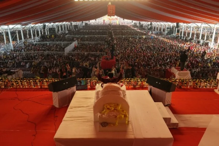 बांदा में बाबा बागेश्वर धाम की दिव्य कथा का द्वितीय दिन, श्रद्धा और भक्ति से गूंज उठा कथा स्थल