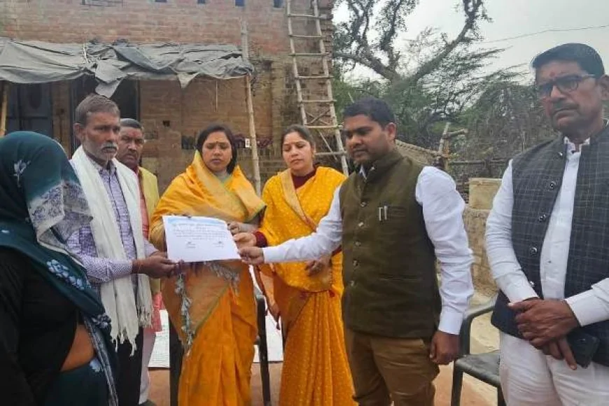 सड़क हादसे में चार युवकों की मौत पर विधायक ने पीड़ितों के स्वजनों को सौंपी पांच पांच लाख रुपए की चेक