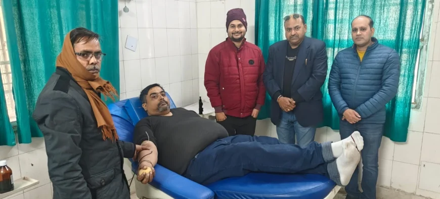 बुंदेलखंड न्यूज़ के डेस्क वीडियो एडिटर ने किया रक्तदान, मानवीय सेवा की पेश की मिसाल