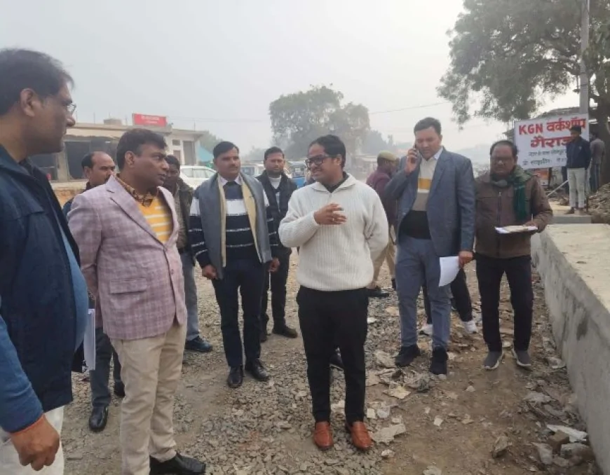 डीएम ने संयुक्त जिला चिकित्सालय में निर्माण कार्य का किया निरीक्षण